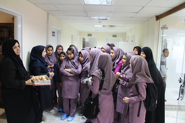 تصاویر بازدید دانش آموزان مدرسه راهنمایی حاجی بهرامی از بخش دیالیز93/12/24